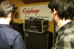 Peer und Stefan checken den Bass
